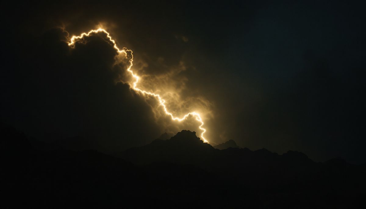 The Night a Mile-Wide Silence Crossed Arizona: What Thousands Saw in the Sky Over Phoenix